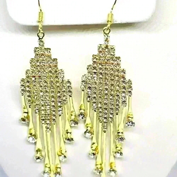NWOT Elegant Sparkly Dangle Earrings - Picture 1 of 2